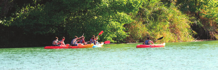 Actividades acuáticas en agua dulce.